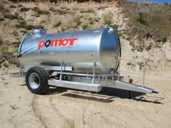 Traktorová napáječka zvířat POMOT T 507/4 objem 6 700 litrů