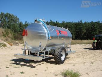 Traktorová napáječka zvířat POMOT T 507/4 objem 8 000 litrů